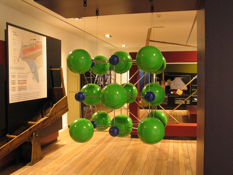 Modelo da estrutura atómica do Cloreto de Sódio no Núcleo Museológico do sal da Figueira da Foz